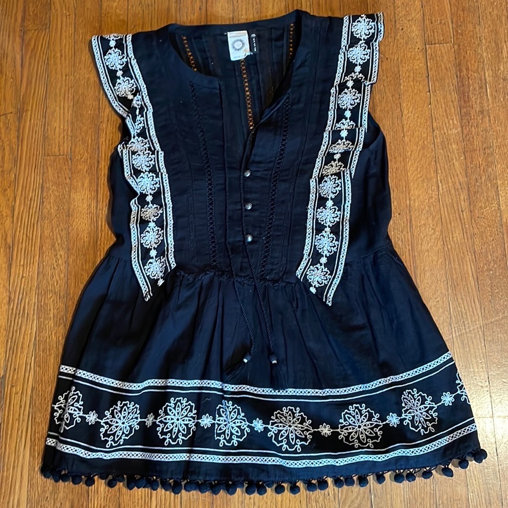 Anthropologie Akemi & Kin embroidered top